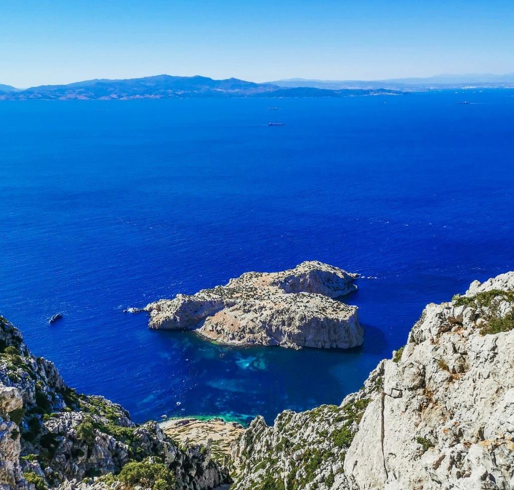 Vue Plongeante sur l'Îlot Leïla & le Détroit