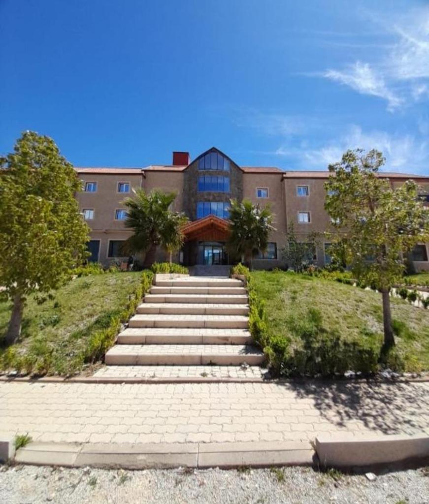 Façade & Parvis de l'Auberge Jomana Park